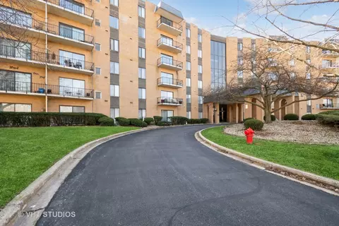 900 W Sunset Dr #304, Glenwood, IL 60425
