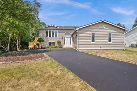 711 Hedge Dr, Dekalb, IL 60115
