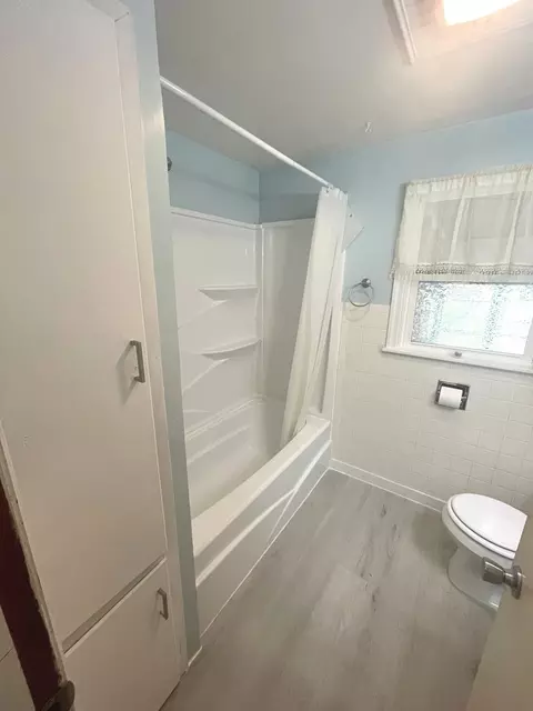 Bath - 380 S May Ave, Kankakee, IL 60901 photo 2 of 2