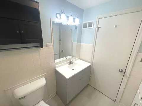 Bath - 380 S May Ave, Kankakee, IL 60901 photo 1 of 2