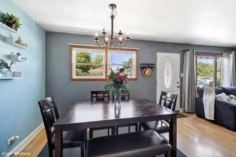 Dining - 8625 Lincoln Dr, Lyons, IL 60534 photo 2 of 3