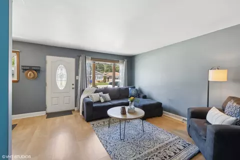 Living - 8625 Lincoln Dr, Lyons, IL 60534 photo 1 of 3
