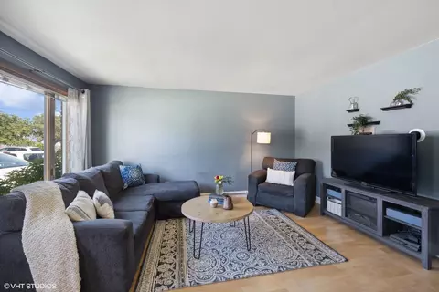 Living - 8625 Lincoln Dr, Lyons, IL 60534 photo 2 of 3