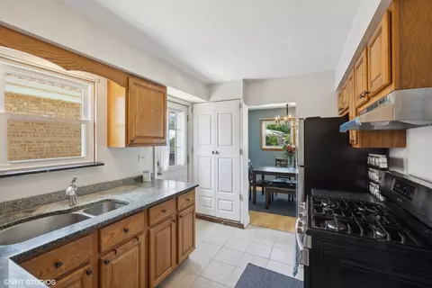 Kitchen - 8625 Lincoln Dr, Lyons, IL 60534 photo 2 of 2