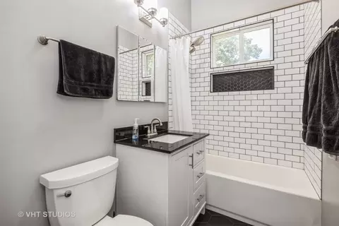 Bath - 40 Kimbark Rd, Riverside, IL 60546 photo 1 of 2