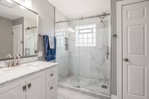 Bath - 40 Kimbark Rd, Riverside, IL 60546 photo 2 of 2