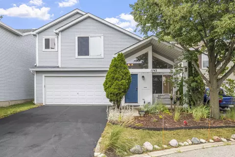 1742 Hickory Park Ln, Aurora, IL 60504