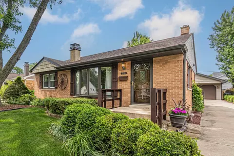 20 N Warrington Rd, Des Plaines, IL 60016