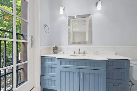 Bath - 2425 N Burling St, Chicago, IL 60614 photo 4 of 6