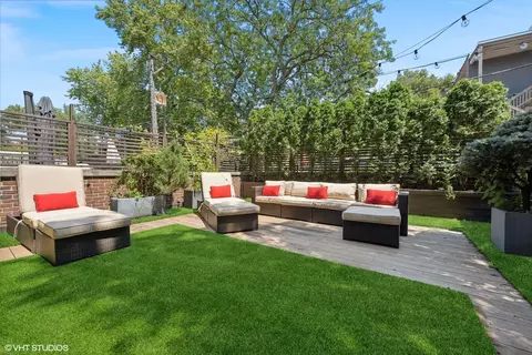 Exterior - 2425 N Burling St, Chicago, IL 60614 photo 2 of 3
