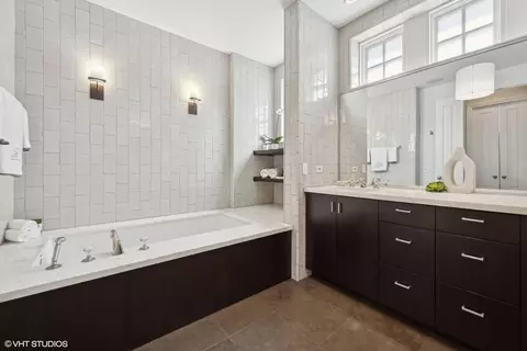 Bath - 2425 N Burling St, Chicago, IL 60614 photo 2 of 6