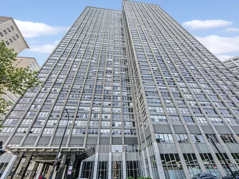 655 W Irving Park Rd #3210, Chicago, IL 60613