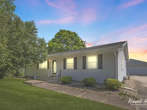 304 W Poplar St, Heyworth, IL 61745