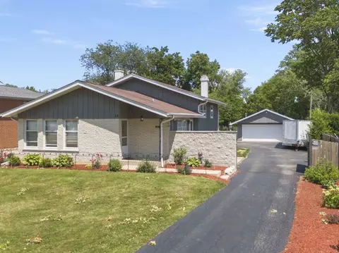 25 S Lodge Ln, Lombard, IL 60148