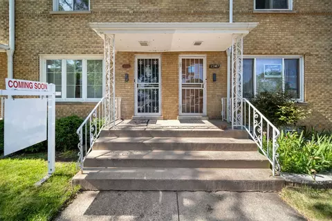 2344 W Jarvis Ave #1, Chicago, IL 60645