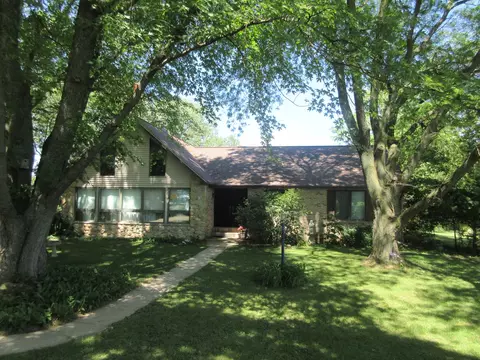 21526 Hoover Rd, Sterling, IL 61081