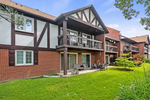5804 Wolf Rd #4A, Western Springs, IL 60558