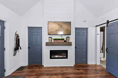 Entry Way - 433 S Alma Ave, Kankakee, IL 60901 photo 1 of 2