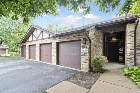 6286 Trinity Dr #2-B, Lisle, IL 60532