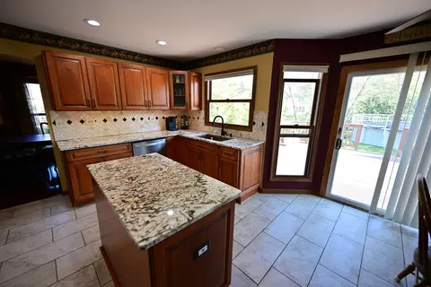 Kitchen - 1951 Waverly Ln, Algonquin, IL 60102 photo 2 of 3