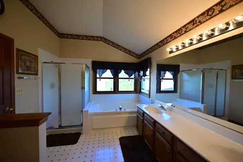 Bath - 1951 Waverly Ln, Algonquin, IL 60102 photo 2 of 3