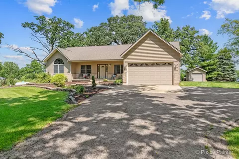 27510 Gerry Ln, Sycamore, IL 60178