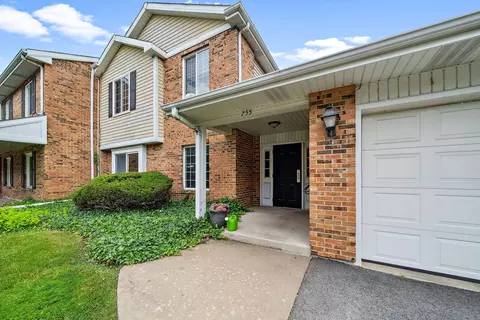 755 Tanglewood Ln #A, Willowbrook, IL 60527