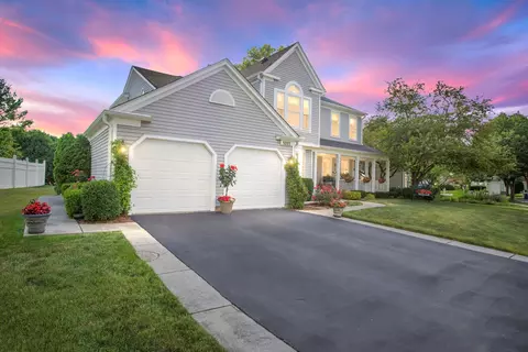 1811 Maine Dr, Elk Grove Village, IL 60007