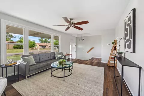 Living - 3742 E Lakeview Dr, Kankakee, IL 60901 photo 2 of 3