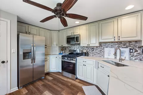 Kitchen - 3742 E Lakeview Dr, Kankakee, IL 60901 photo 2 of 3