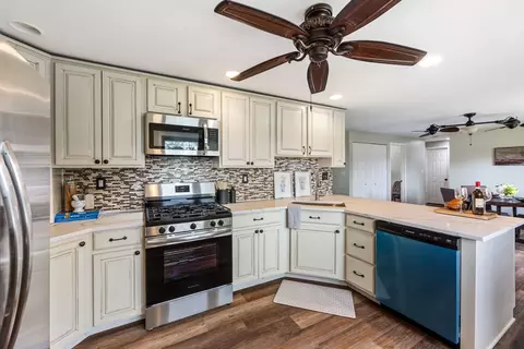 Kitchen - 3742 E Lakeview Dr, Kankakee, IL 60901 photo 3 of 3