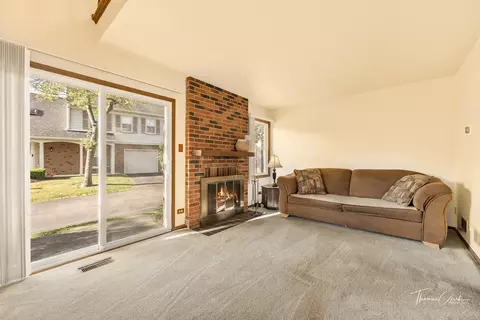 102 College Xing, Rolling Meadows, IL 60008 photo 4