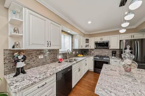 Kitchen - 1026 Longford Rd, Bartlett, IL 60103 photo 3 of 4