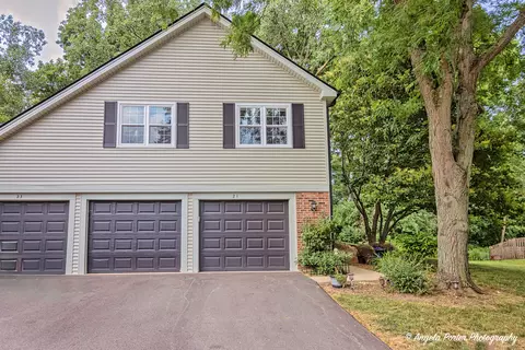 21 Pine Cir, Cary, IL 60013