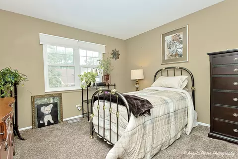 Bedroom - 21 Pine Cir, Cary, IL 60013 photo 3 of 5