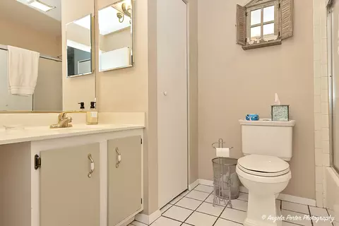 Bath - 21 Pine Cir, Cary, IL 60013 photo 1 of 2