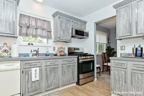 Kitchen - 21 Pine Cir, Cary, IL 60013 photo 3 of 3