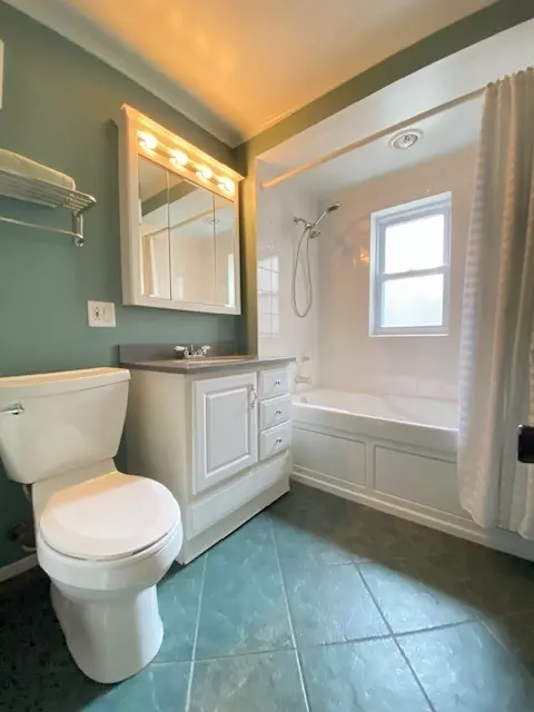 Bath - 116 E Natoma Ave, Addison, IL 60101 photo 1 of 2
