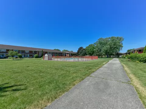 1113 Holiday Ln #8, Des Plaines, IL 60016 photo 17