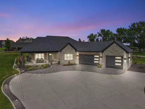 318 Falcon Ridge Dr, Le Roy, IL 61752