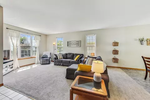 2104 Edinburgh Ln, Aurora, IL 60504 photo 4