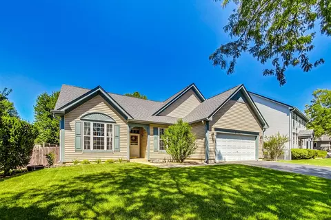 2104 Edinburgh Ln, Aurora, IL 60504