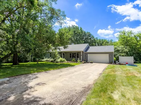 211 Oak Crest Rd, Cary, IL 60013