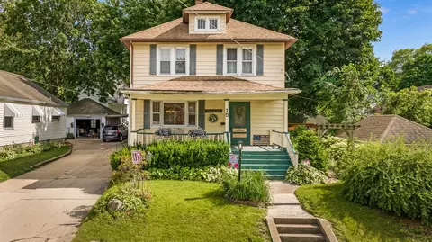 15 E Fuller St, Freeport, IL 61032