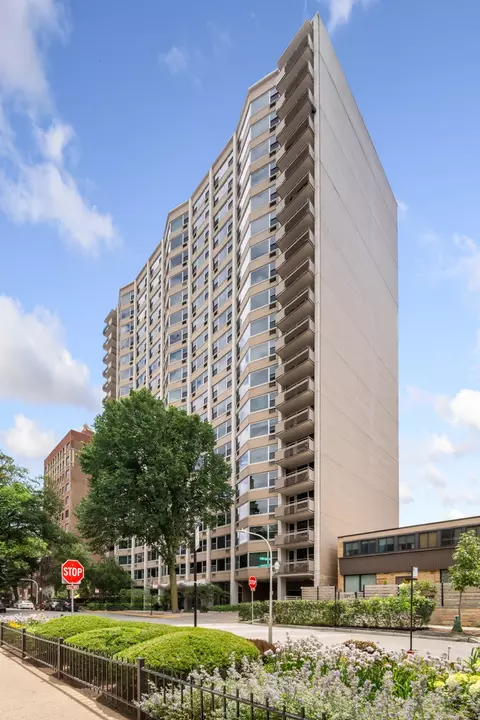 555 W Cornelia Ave #1812, Chicago, IL 60657