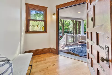 5430 N Winthrop Ave, Chicago, IL 60640 photo 4
