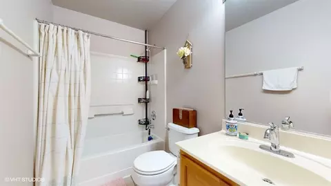 Bath - 1725 Sienna Ct, Wheeling, IL 60090 photo 2 of 3