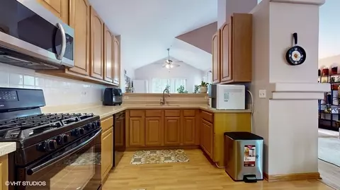 Kitchen - 1725 Sienna Ct, Wheeling, IL 60090 photo 2 of 3