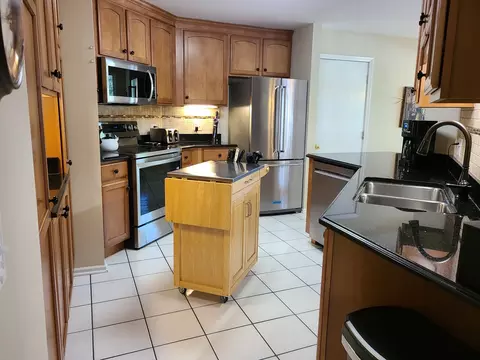 Kitchen - 1607 Camberley Ct #1, Bartlett, IL 60103 photo 3 of 4