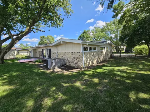 708 Nancy Ln, Mchenry, IL 60050 photo 3